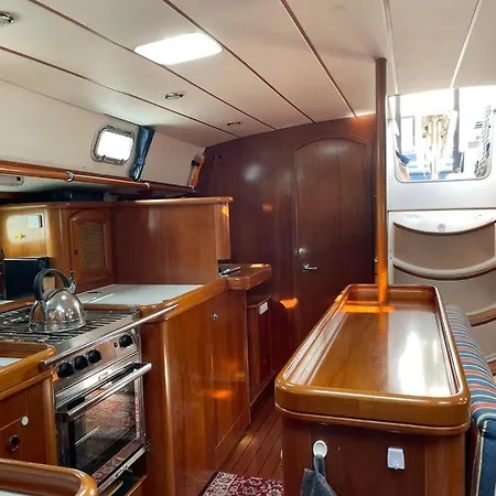 Beautiful And Comfortable Sailboat With Secure Parking Available 巴塞罗那