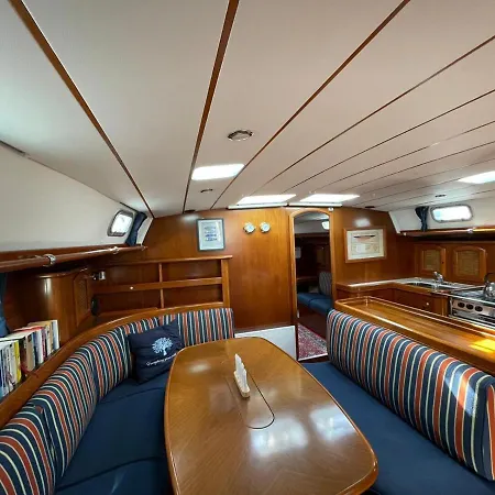 Beautiful And Comfortable Sailboat With Secure Parking Available 船屋 巴塞罗那