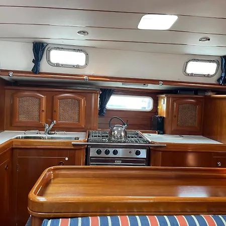 Beautiful And Comfortable Sailboat With Secure Parking Available * 巴塞罗那