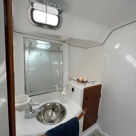 Beautiful And Comfortable Sailboat With Secure Parking Available 巴塞罗那