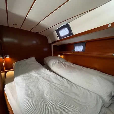 Beautiful And Comfortable Sailboat With Secure Parking Available Båthotell Barcelona